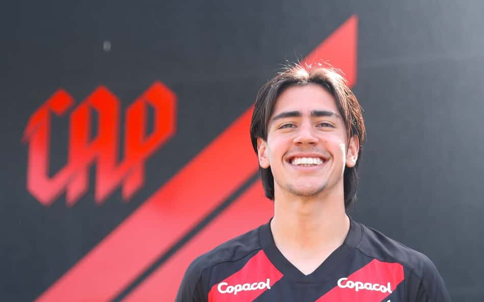 Nicolás Azambuja em apresentação no Athletico Paranaense