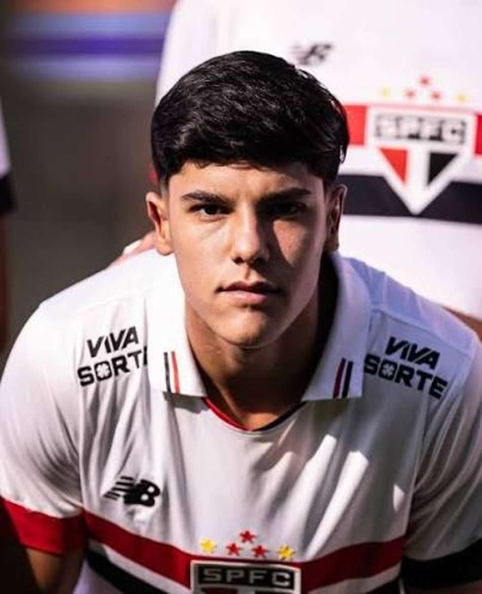 Nicolas com a camisa do São Paulo