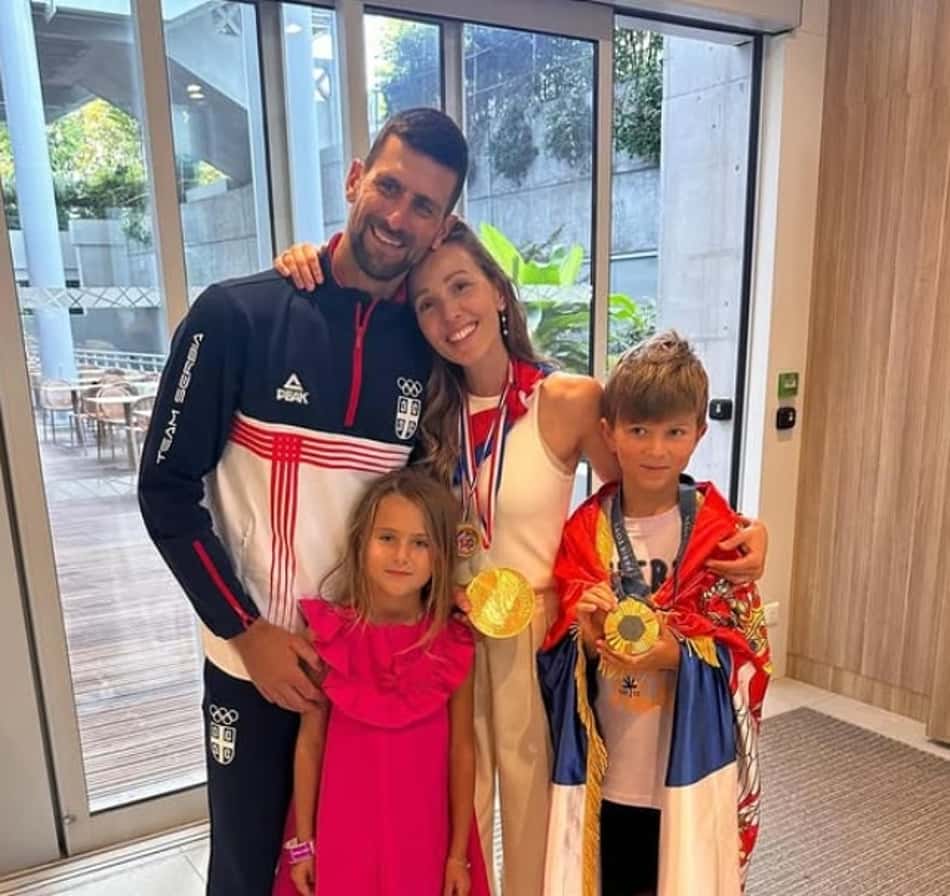 Novak Djokovic com a esposa, os filhos após o ouro olímpico, em 2024 (Foto: Reprodução)