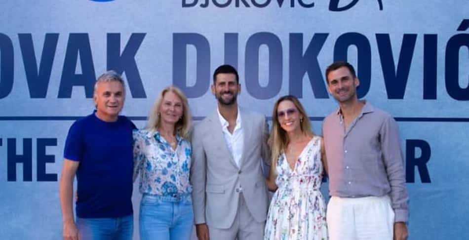 Novak Djokovic com os pais, Dijana e Srdjan, a esposa, Jelena, e um dos irmãos, Marko (Foto: Arquivo)