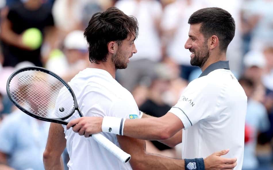 Novak Djokovic cumprimenta Thiago Tirante após a derrota em Cincinnati