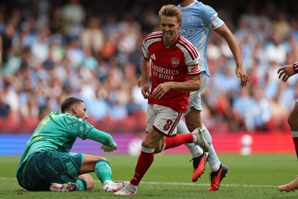 O meio-campista norueguês #08 do Arsenal, Martin Odegaard, reage após marcar o terceiro gol durante a partida da English FA Community Shield entre Arsenal e Manchester City