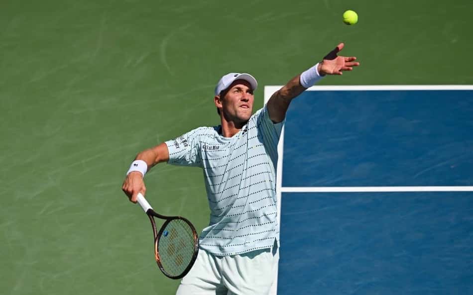 O norueguês Casper Ruud saca na vitória na estreia no Masters 1000 de Montreal