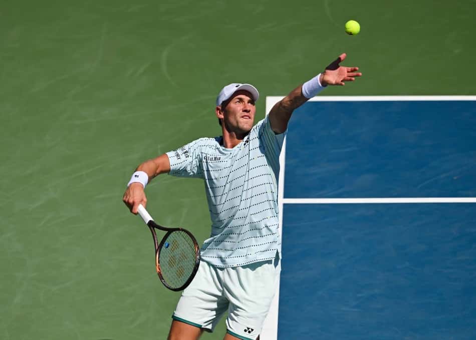 O norueguês Casper Ruud saca na vitória na estreia no Masters 1000 de Montreal