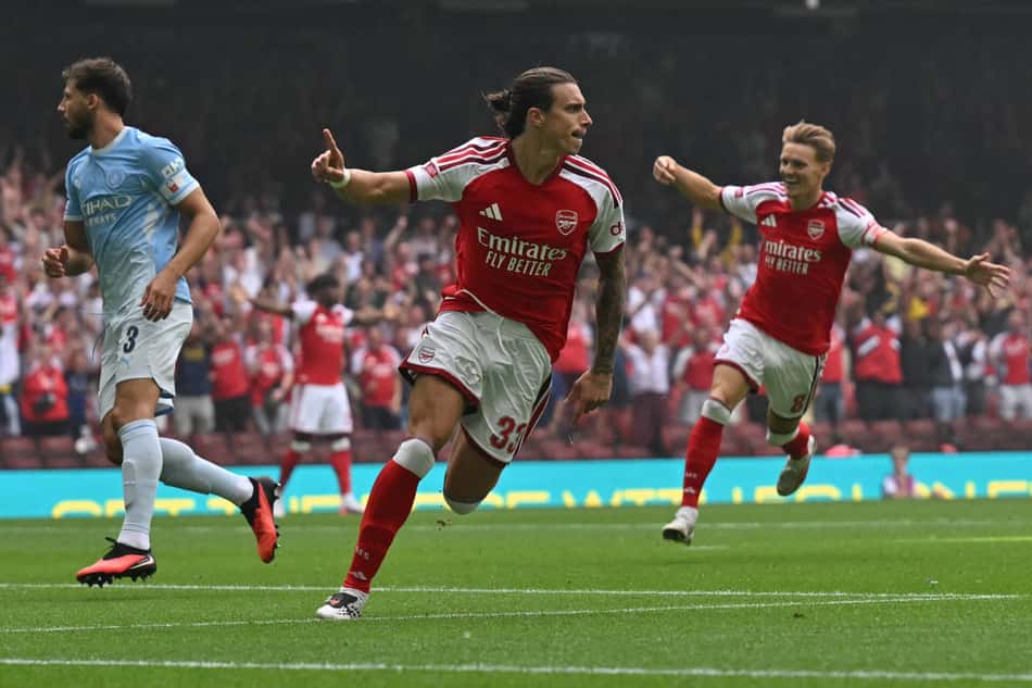 O zagueiro italiano do Arsenal, #33, Riccardo Calafiori, comemora após marcar o gol de abertura da partida da English FA Community Shield entre Arsenal e Manchester City no The Principality Stadium, em Cardiff, sul do País de Gales