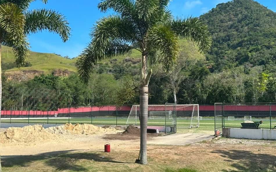 Obras do miniestádio do Flamengo no Ninho do Urubu