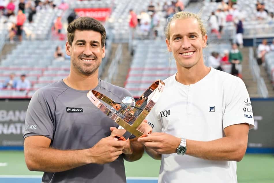 Orlando Luz (e) e Rafael Matos com o troféu do Masters 1000 de Montreal 