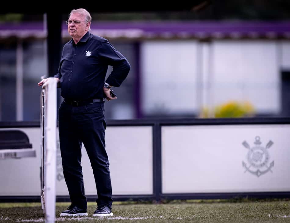 Osmar Stabile, presidente do Corinthians, durante treino do Corinthians
