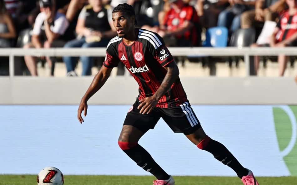 Otávio em movimento conduzindo a bola