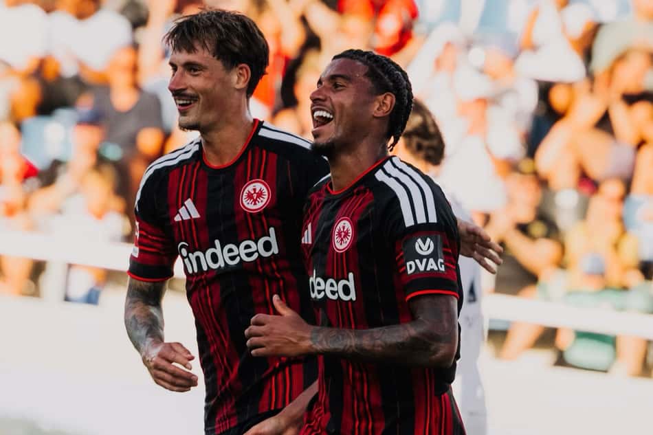 Otávio e companheiro de equipe lado a lado rindo