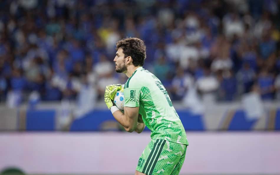 Otávio em ação durante Cruzeiro e Atlético-MG pela Copa do Brasil
