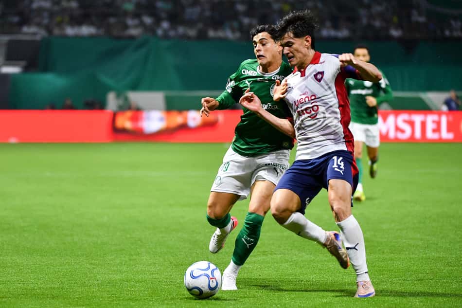 Ramón Sosa, do Palmeiras, em dividida com jogador do Cerro na Libertadores