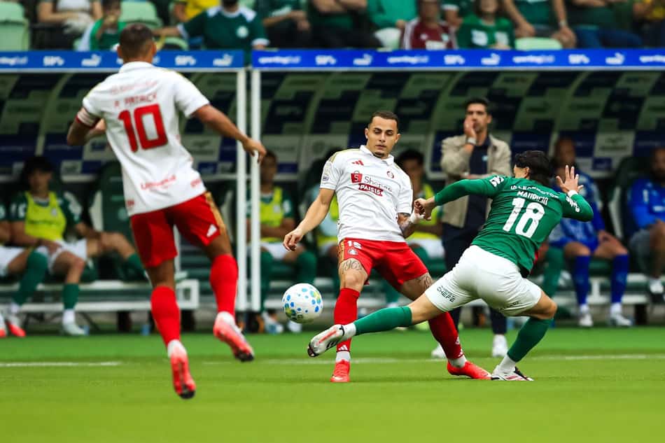 Jogadores do Palmeiras e Internacional dividindo no Brasileirão