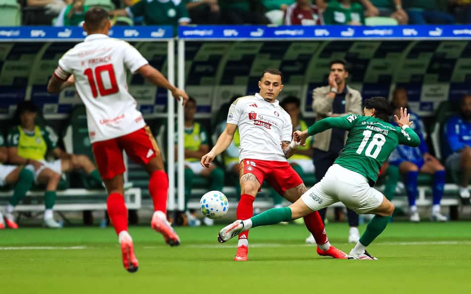 Jogadores do Palmeiras e Internacional dividindo no Brasileirão