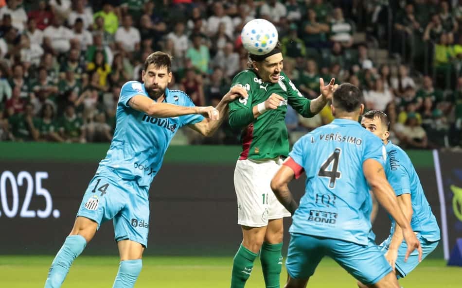 Jogadores do Palmeiras e Santos em disputa aérea