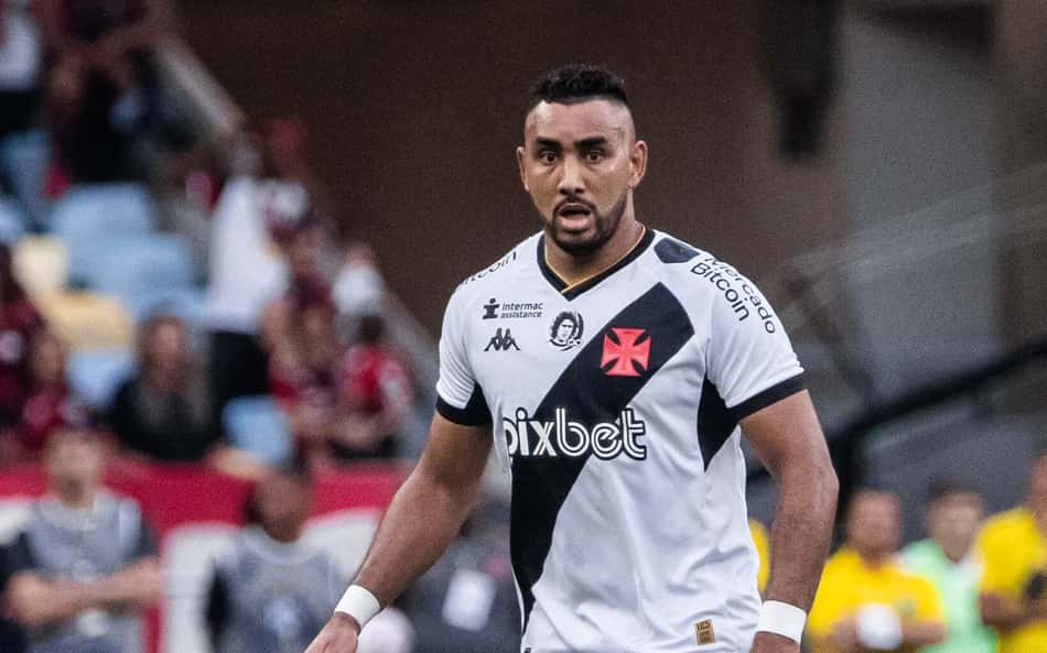 Payet com a bola em partida do Vasco no Maracanã