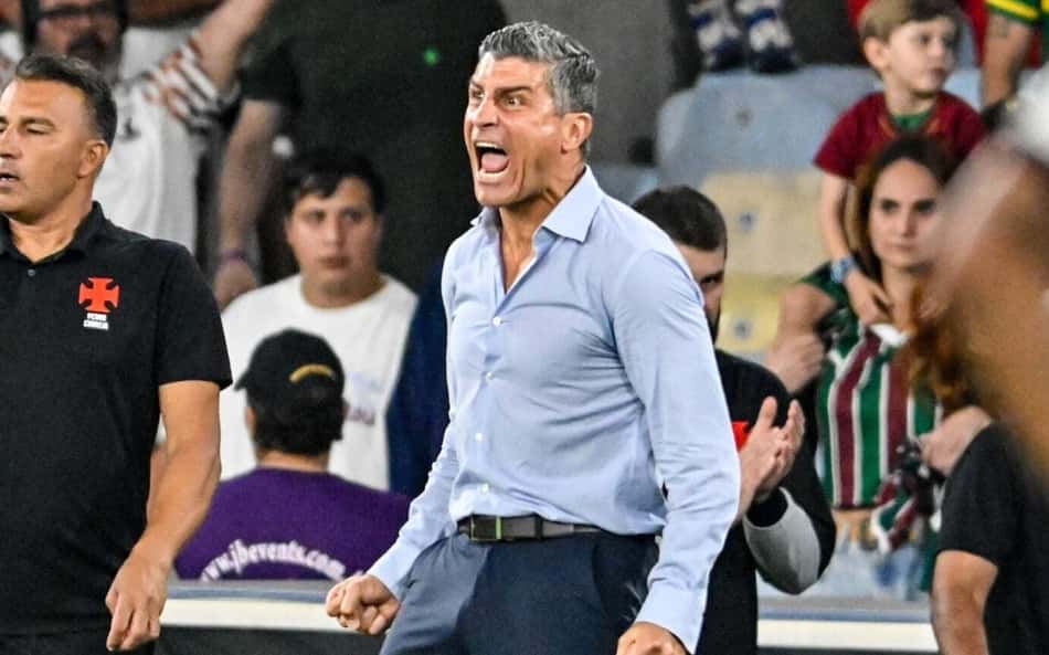 Pedro Emanuel, do Vasco, gritando contra o Fluminense no banco do Maracanã