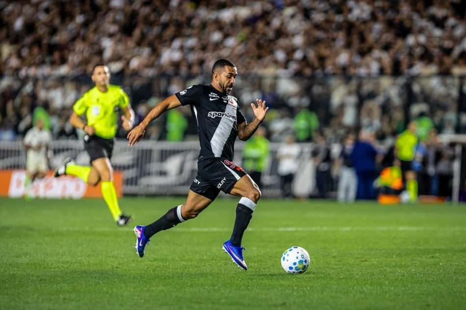 Paulo Henrique, do Vasco, conduzindo a bola