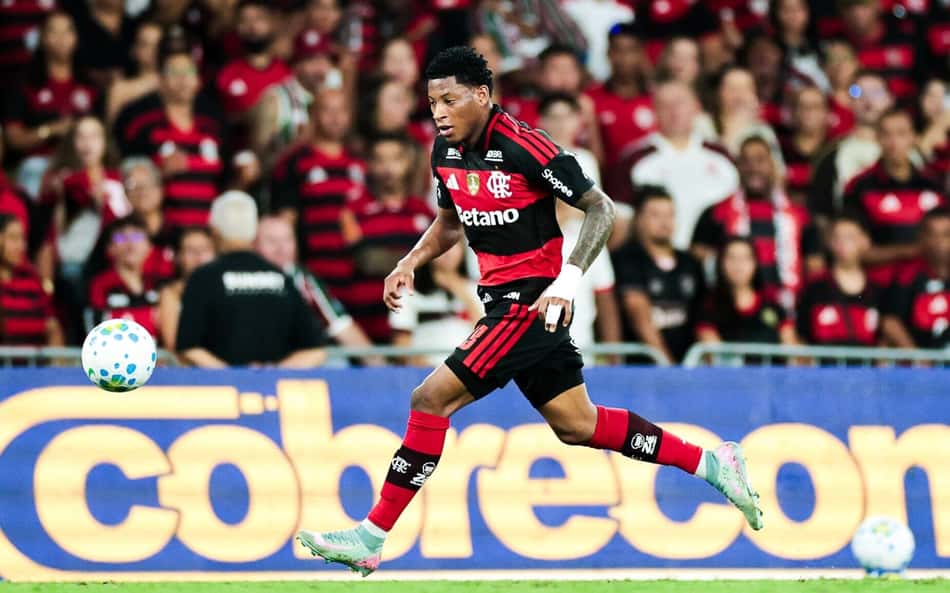 Gonzalo Plata durante partida do Flamengo no Maracanã contra o Fluminense