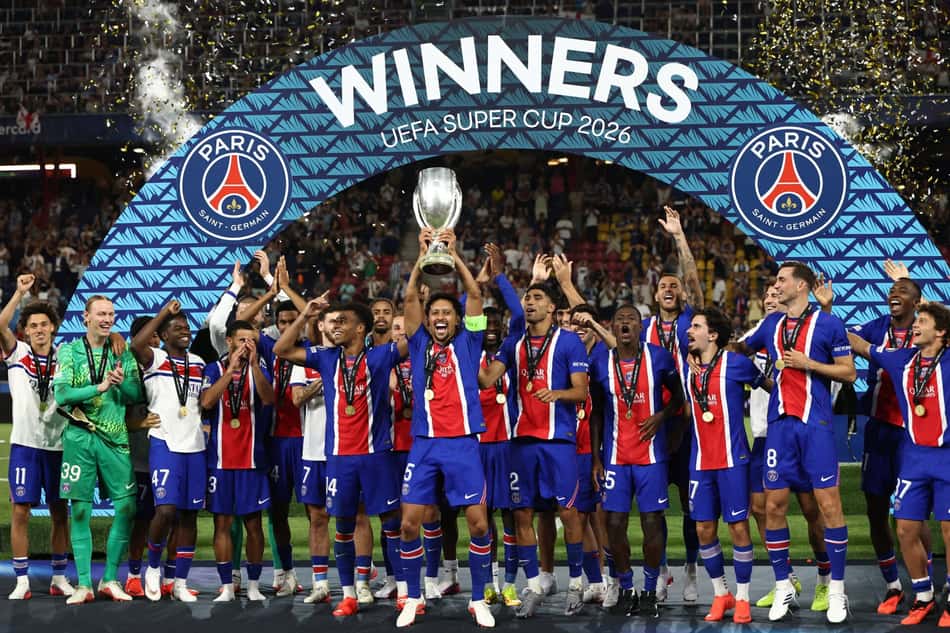 Jogadores do PSG erguem a taça da Supercopa da Uefa