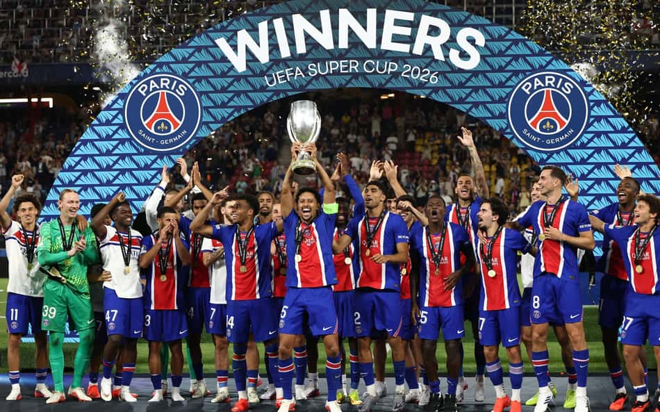 Jogadores do PSG erguem a taça da Supercopa da Uefa