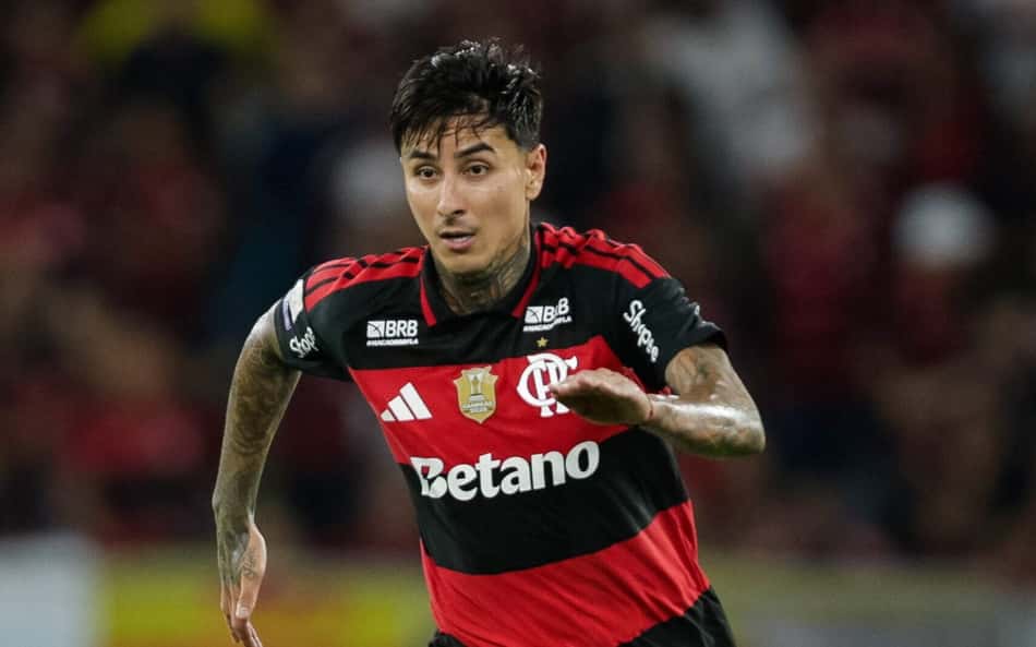 Pulgar, do Flamengo, conduzindo a bola