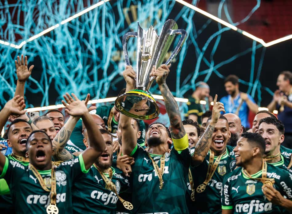 Palmeiras levantam a taça da Supercopa do Brasil após vitória por 4 a 3 sobre o Flamengo