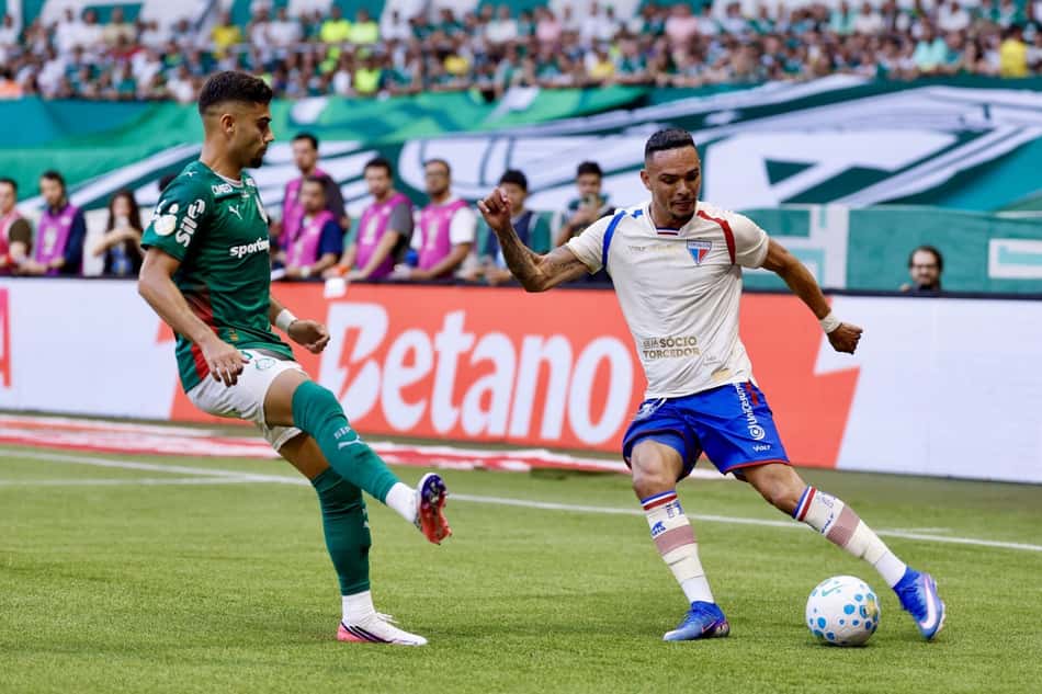 Andreas Pereira jogador do Palmeiras disputa lance com Luiz Fernando jogador do Fortaleza durante partida no estadio Nubank Arena pelo campeonato Copa Do Brasil 2026