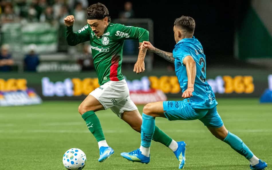 Jogadores do Palmeiras e do Santos em ação durante o clássico