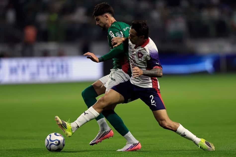 Jogadores do Palmeiras e do Cerro Porteño em partida válida pela Libertadores