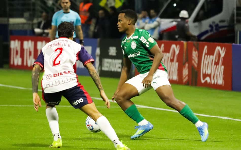Arias domina a bola em confronto do Palmeiras contra o Cerro Porteño