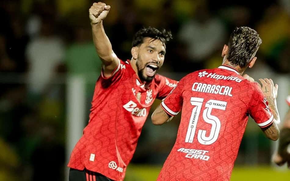 Paquetá comemora gol do Flamengo com Carrascal