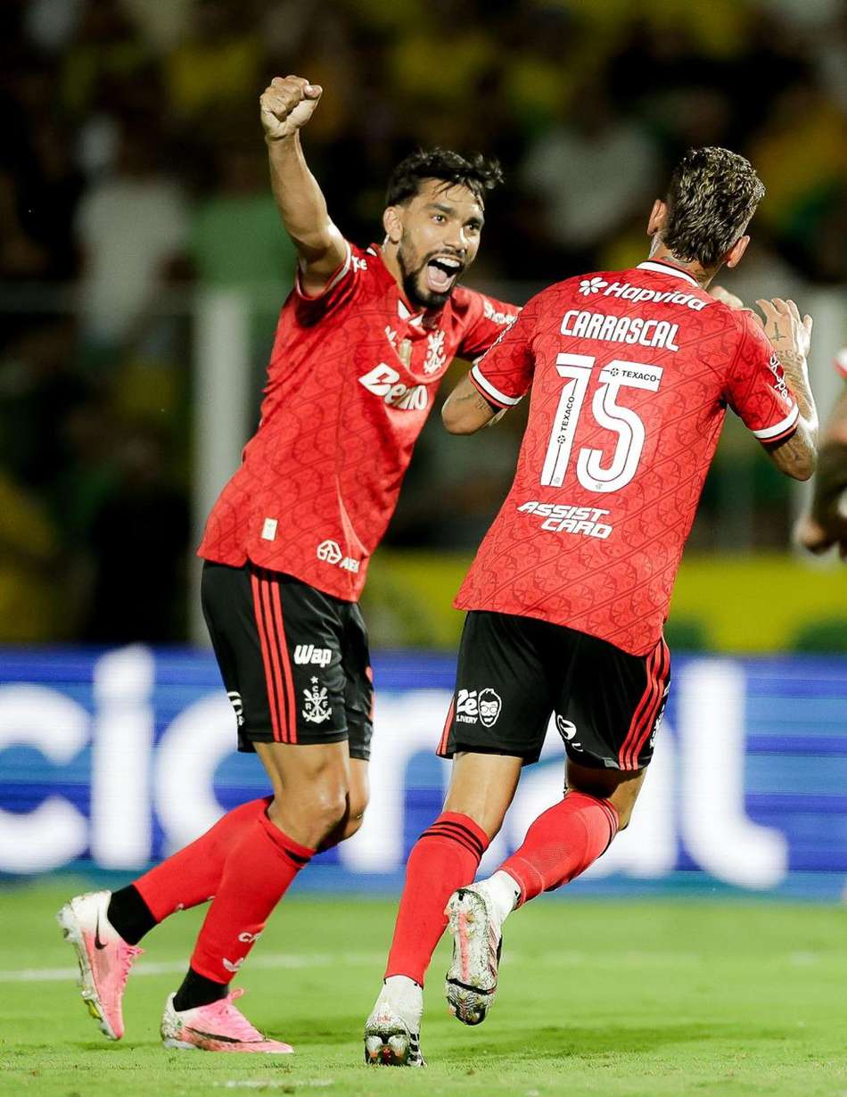 Paquetá comemora gol do Flamengo com Carrascal
