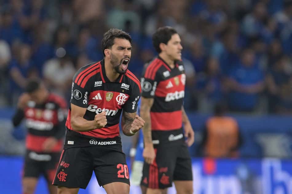 Paquetá comemorando gol marcado no duelo entre Flamengo e Cruzeiro no duelo pela Libertadores