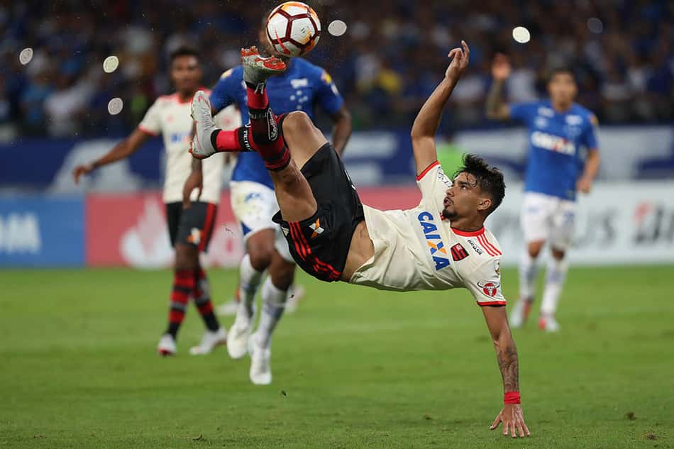 Lucas Paquetá em partida do Flamengo contra o Cruzeiro 