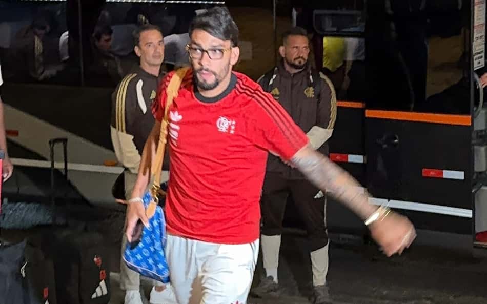 Paquetá em chegada do ônibus do Flamengo