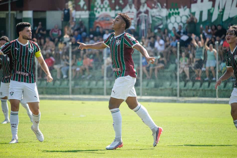 Paulinho do Fluminense comemorando de braços abertos