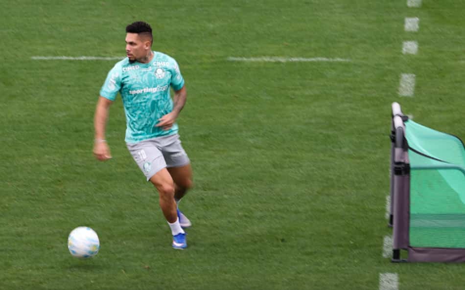 Paulinho treina na Academia de Futebol