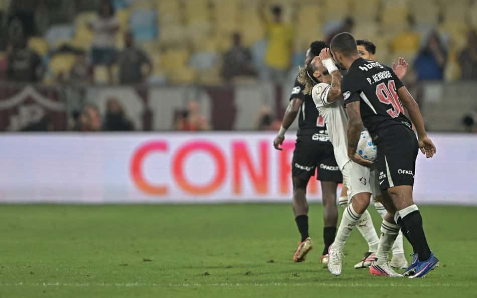 Paulo Henrique e Guga se encaram durante Vasco x Fluminense