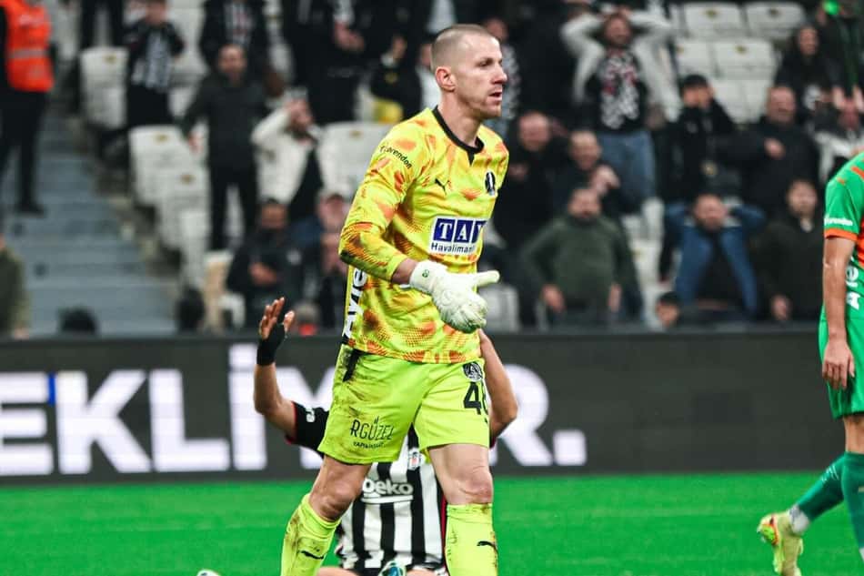 Paulo Victor goleiro andando