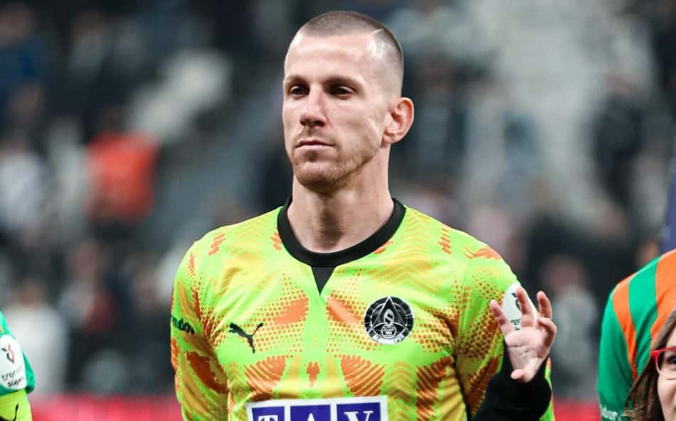 Paulo Victor goleiro perfilado com os outros jogadores antes de partida
