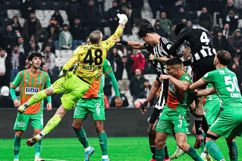 Paulo Victor goleiro pulando para socar a bola