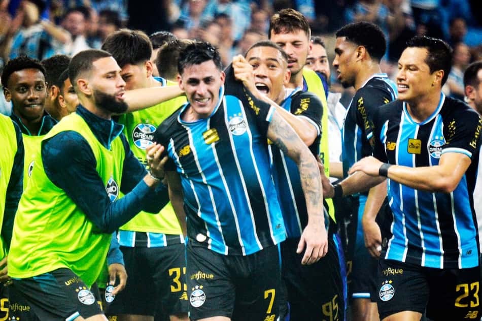 Pavón é abraçado por companheiros do Grêmio após anotar gol de falta contra o Mirassol na Copa do Brasil