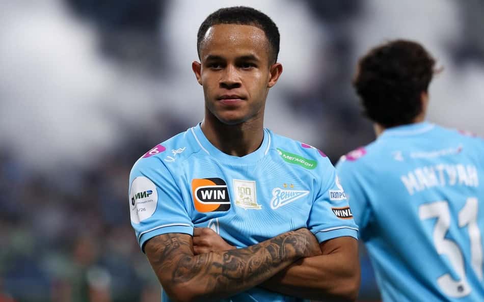 Pedrinho de braços cruzados com a camisa do Zenit