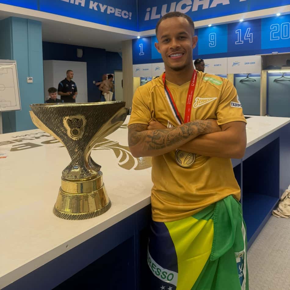 Pedrinho ao lado da taça supercopa da Rússia