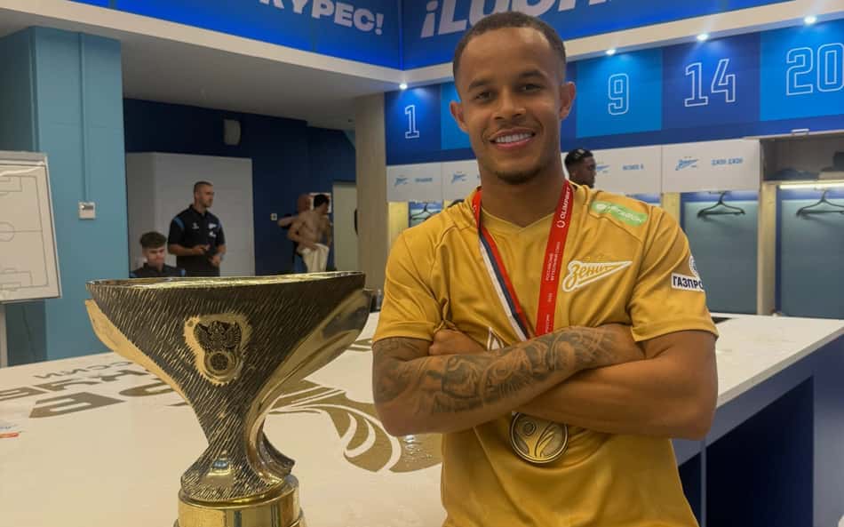 Pedrinho ao lado da taça supercopa da Rússia