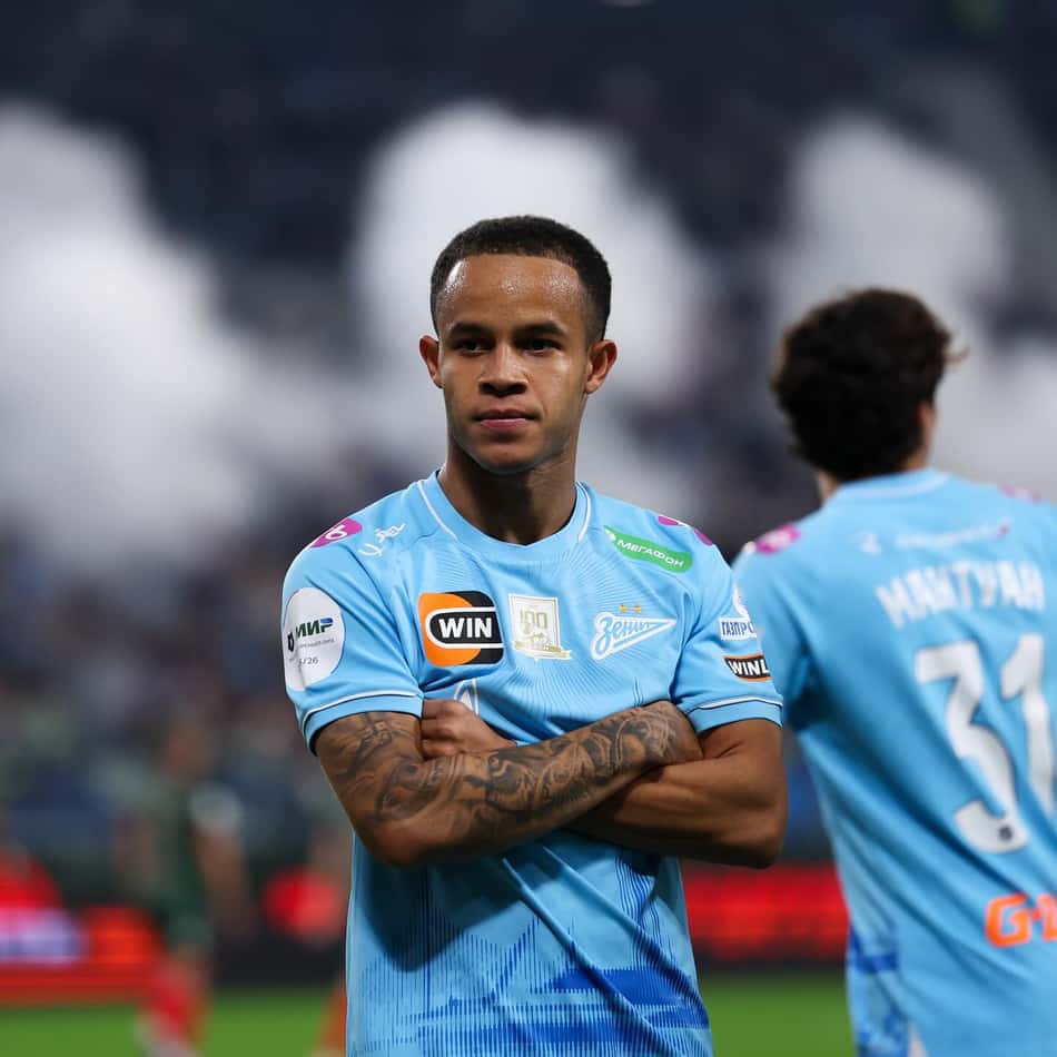 Pedrinho de braços cruzados com a camisa do Zenit