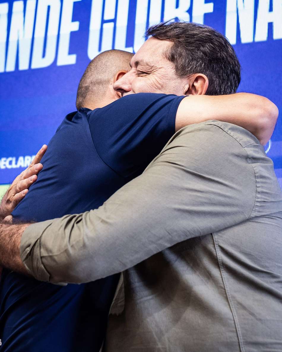 Pedrinho e Jardim se abraçam em despedida do treinador