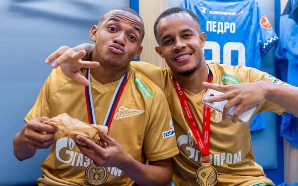 Pedrinho e Jhon Jhon abraçados