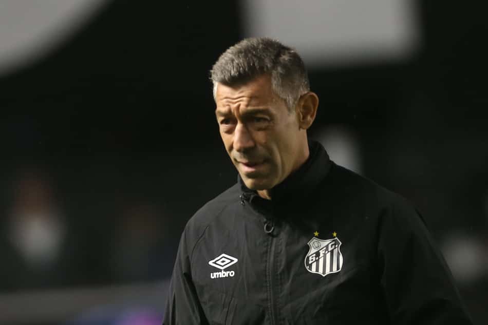 Pedro Caixinha comanda o Santos em jogo contra o Bahia